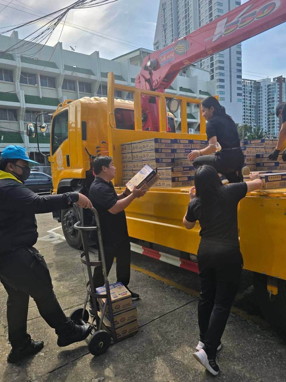title - ส.ป.ก. ร่วมภารกิจขนส่ง “นม” UHT ไทย เดนมาร์ค จำนวน 6,000 กล่อง เพื่อช่วยเหลือประชาชนผู้ประสบภัยน้ำท่วมในพื้นที่กรุงเทพฯ และปริมณฑล